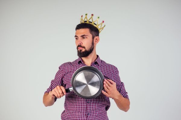 Tipul care se trezește cu o tigaie în cap de la soție