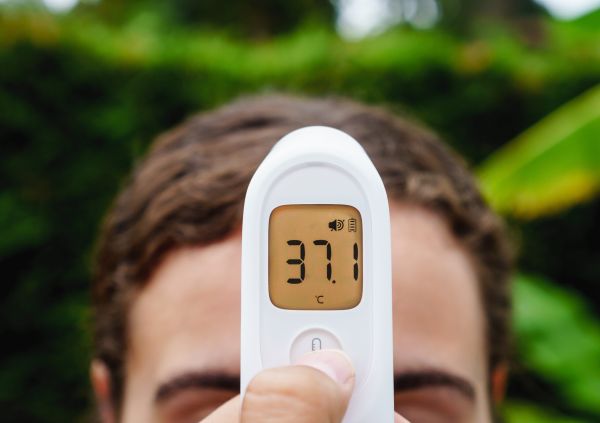 Bulă merge la farmacie:  -Dați-mi un termometru, vă rog!