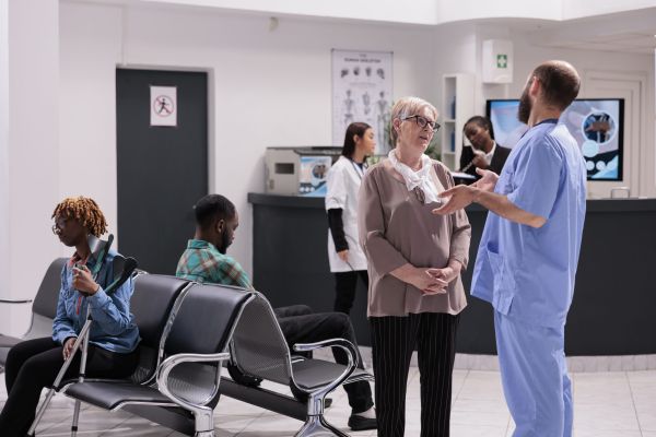 Un bărbat sună la recepția unui spital