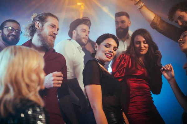 În club, Bulă se duce la o tipă