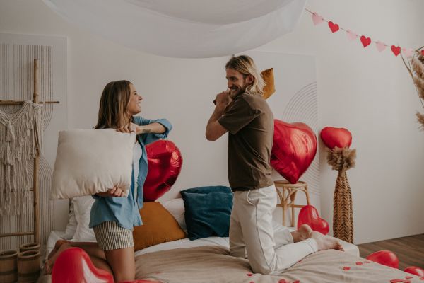 Un tip vrea să intre în camera iubitei