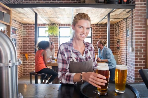 Bulă stă la o bere pe terasă