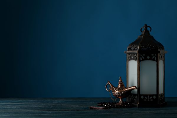 O femeie găsește lampa lui Aladdin