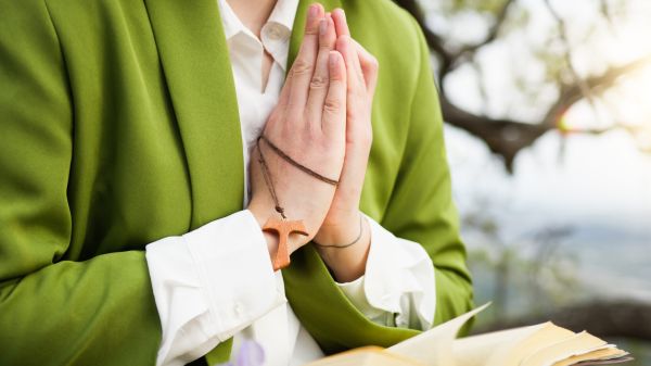 Doi oameni se rugau în biserică