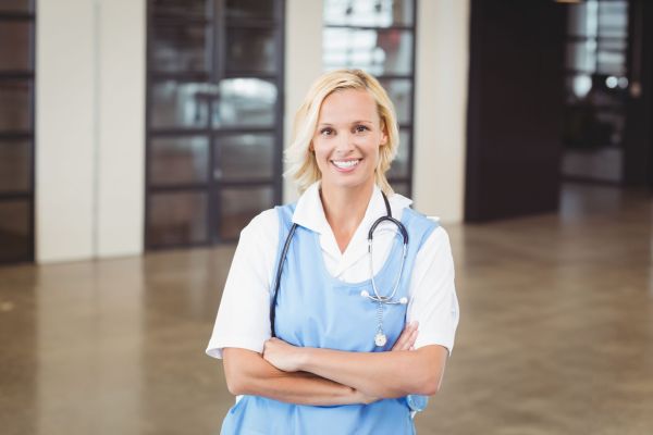 Asistenta blondă și pacientul adormit