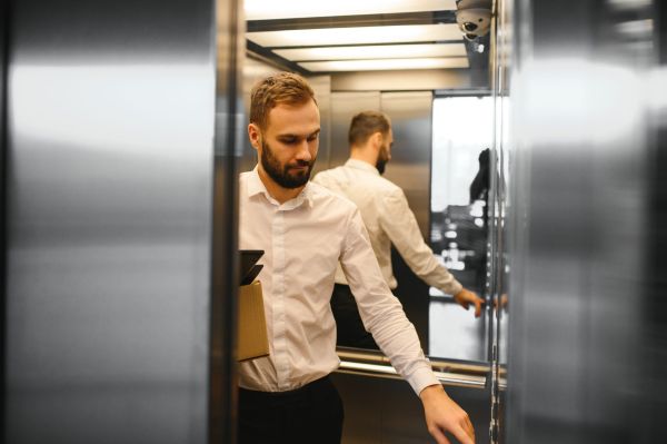 Doi ardeleni rămân blocați în lift