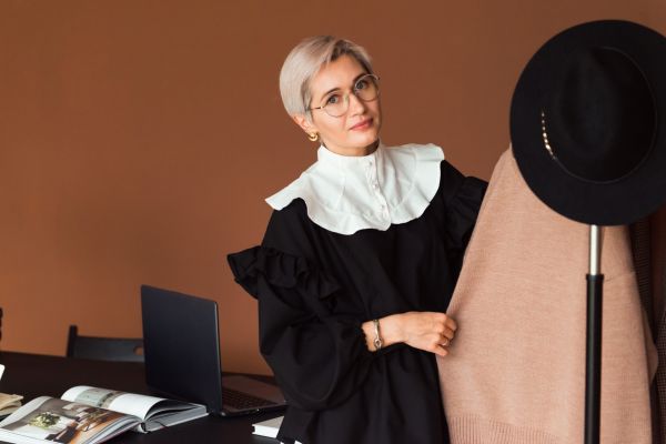 O judecătoare îi face complimente martorului