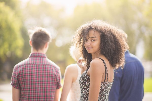 Un tată încearcă să-și mărite fiica