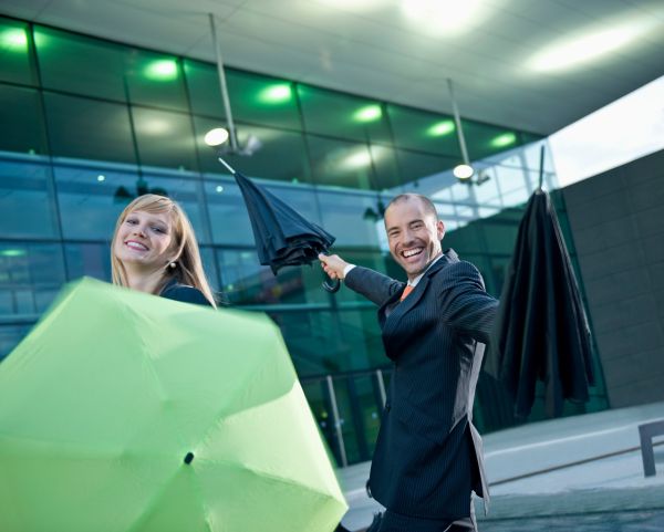 – De ce umbli, domnule, cu umbrela?