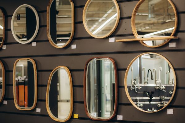 – M-am angajat la o fabrică de oglinzi