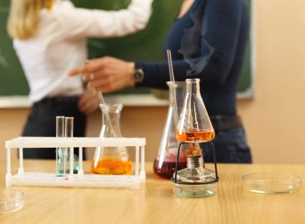 La examenul de chimie, profesorul îi pune lui Bulă o întrebare grea