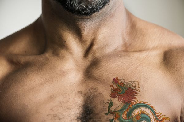 Bulă vrea tatuaj într-un loc intim