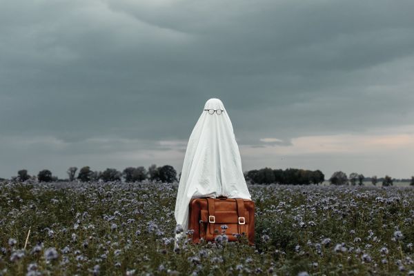 Două fantome vor să-l sperie pe un bețiv