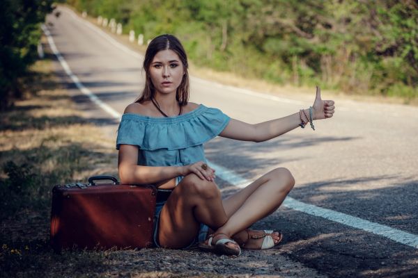 Un bărbat ajută o autostopistă