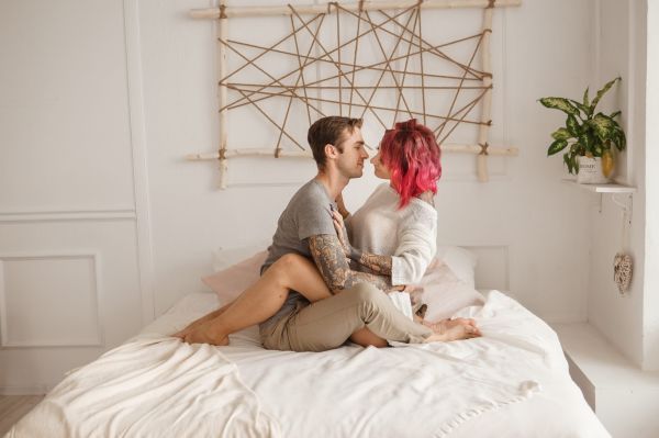 Bulă se întoarce mai devreme acasă și îl găsește pe unul în dormitor