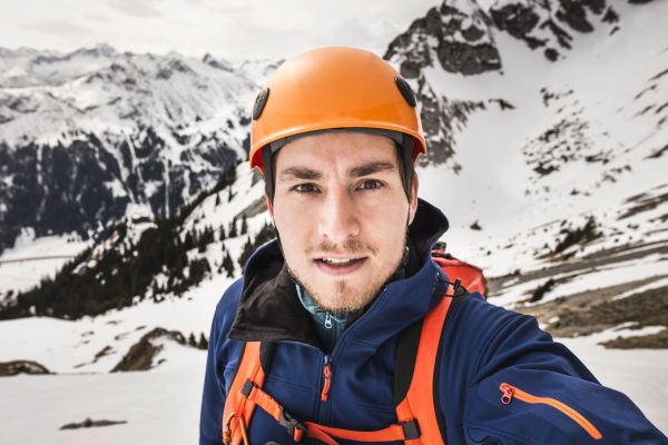 Un alpinist neasigurat stătea să cadă de pe un perete de stâncă