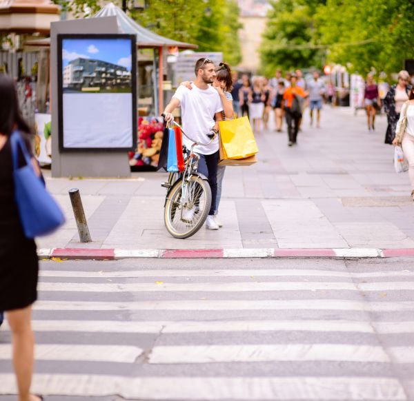 Doi ardeleni stau pe marginea unei străzi