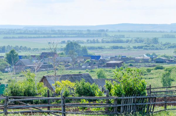 Un turist ajunge într-un sat din Ardeal