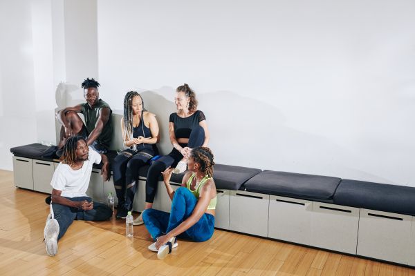 O femeie goală pușcă intră în vestiarul bărbaților