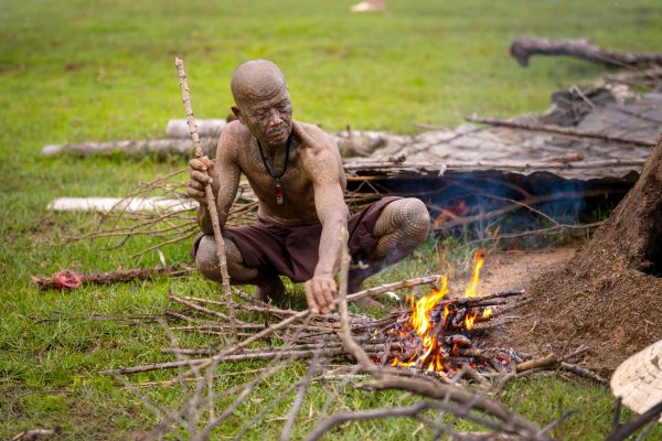 – Mai există pe aici canibali?