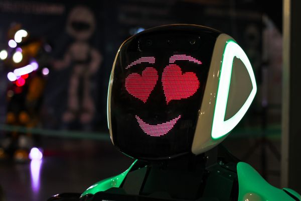 - Ce face un robot când se îndrăgostește?