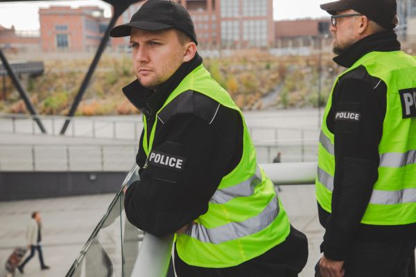 Doi poliţişti și o oglindă