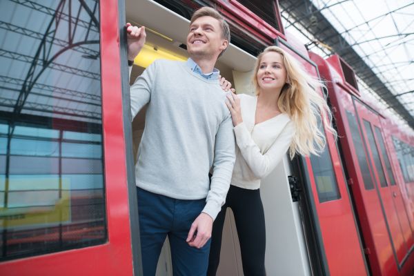 În compartimentul unui tren, un tip și o tipă…