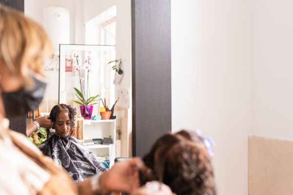 O tipă iese de la coafor, se uită în oglindă și zice…