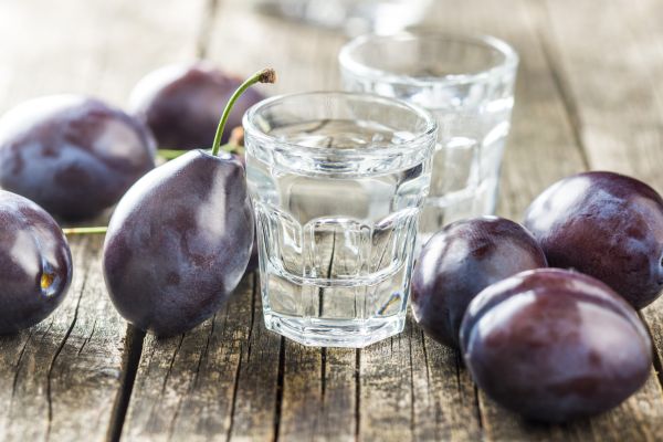 Bulă vede pe eticheta sticlei cu tuică două prune