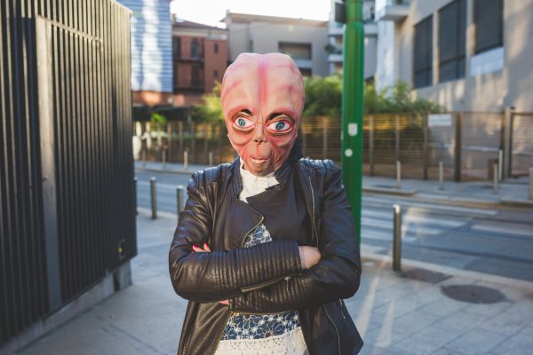 Doi extratereștri se uită la Pământ din navă