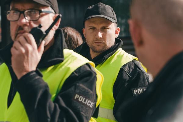 Un poliţist se întâlnește cu un popă catolic