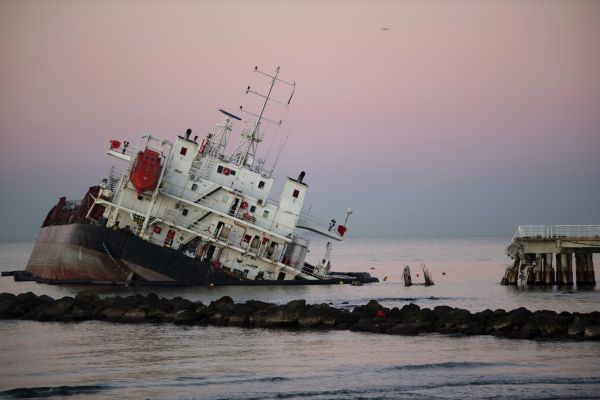La un moment dat vine o furtună, iar vaporul se scufundă