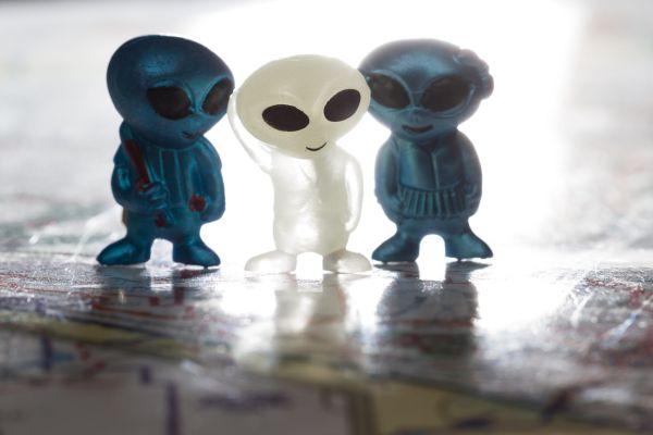 – De ce nu joacă extratereștrii fotbal?