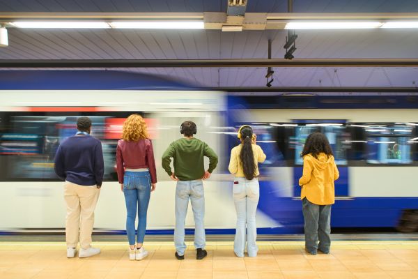 În metrou, oră de vârf și foarte aglomerat…