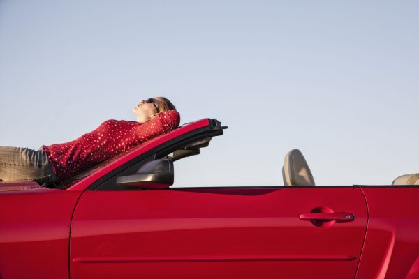 – De ce ți-ai vopsit, domnule, mașina, roșie pe o parte și verde pe cealaltă?