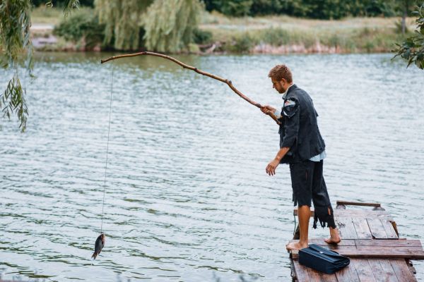 – Bulă, mergem la pescuit?  – Mergem, Ștrulă! – Luăm ceva de băut?