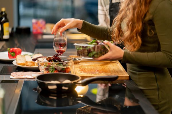 - Te rog să-mi iei o sticlă de vin, să am pentru gătit