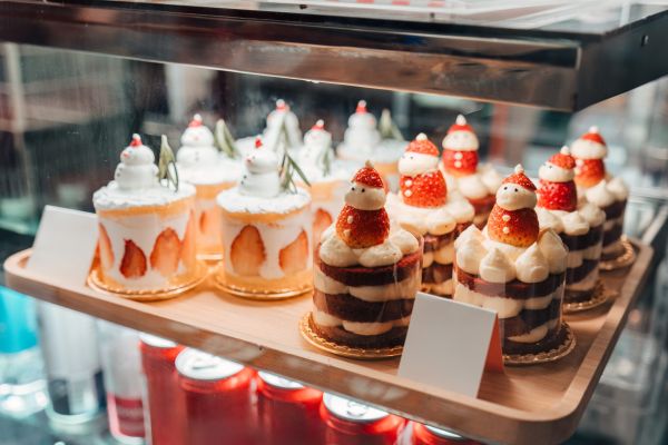 Un tip merge la cofertărie