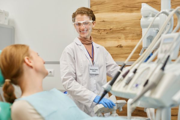 O bătrână merge la dentist