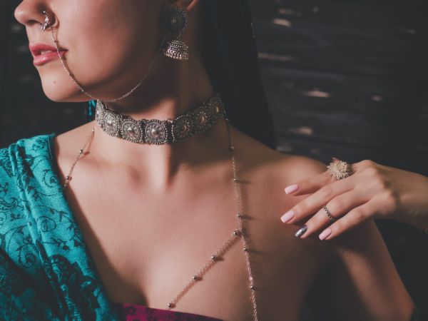 -Nevastă-mea şi-ar dori ceva de pus la gât...