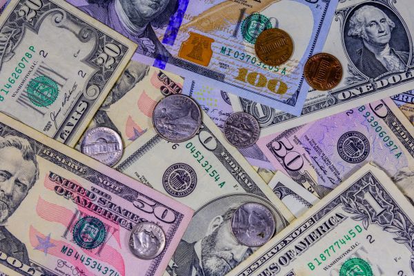 ALINUȚA: - Alo, mamă, îmi dai și mie niște bani împrumut?