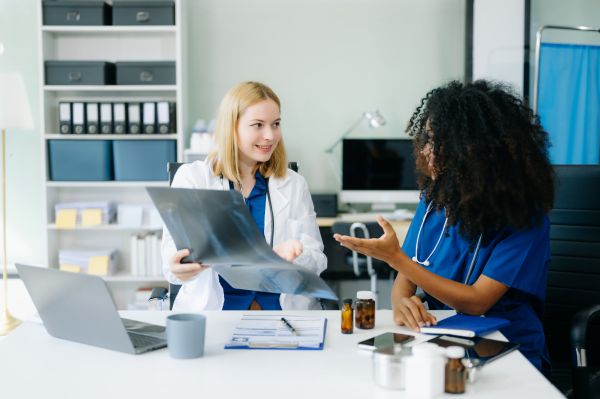 În cabinetul medicului intră un tip