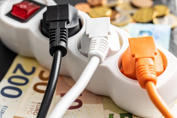 – Vecine, ție cât ți-a venit ultima factură la curent?