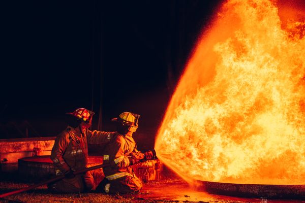 Un depozit a fost mistuit de flăcări