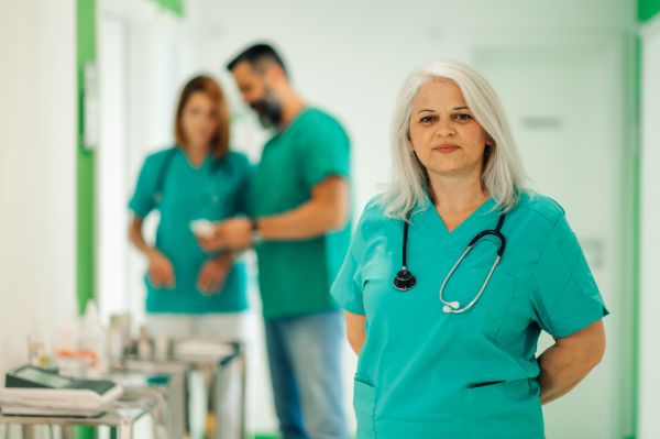 La maternitate, o asistentă către un bărbat: - Felicitări, ești tată!