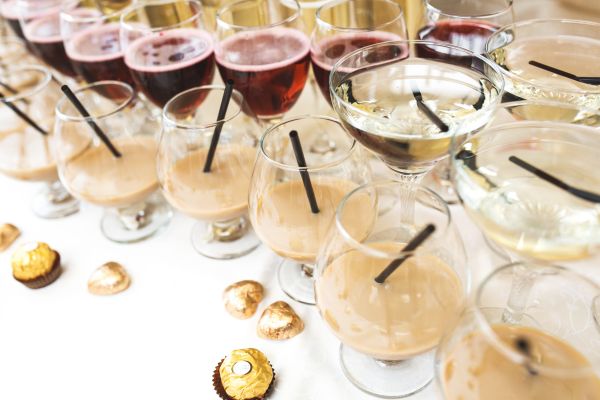 Un tip varsă un pahar