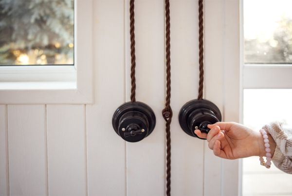 – Vasile e acasă? abia putu șopti Costică