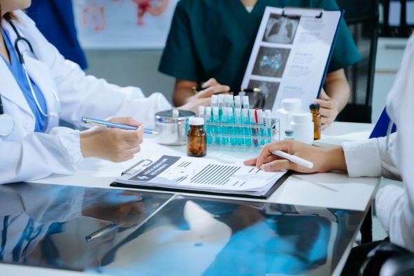 Un doctor se adresează unui bețiv