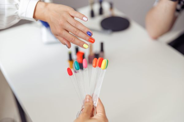 – Bună ziua. Am o programare la unghii