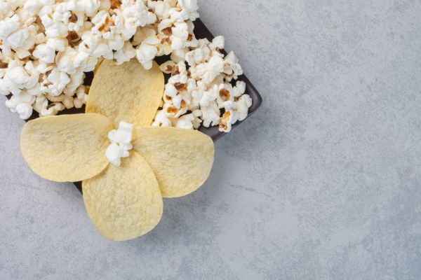 - Popcornul tău e cam nesărat!